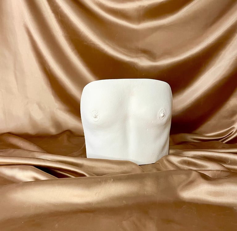 Moulage petite poitrine en plâtre sur fond doré - Moulage intime Bordeaux