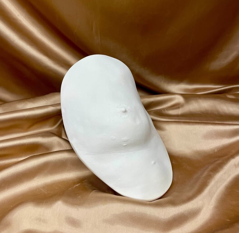 Moulage sein en plâtre sur fond doré - Moulage intime Bordeaux