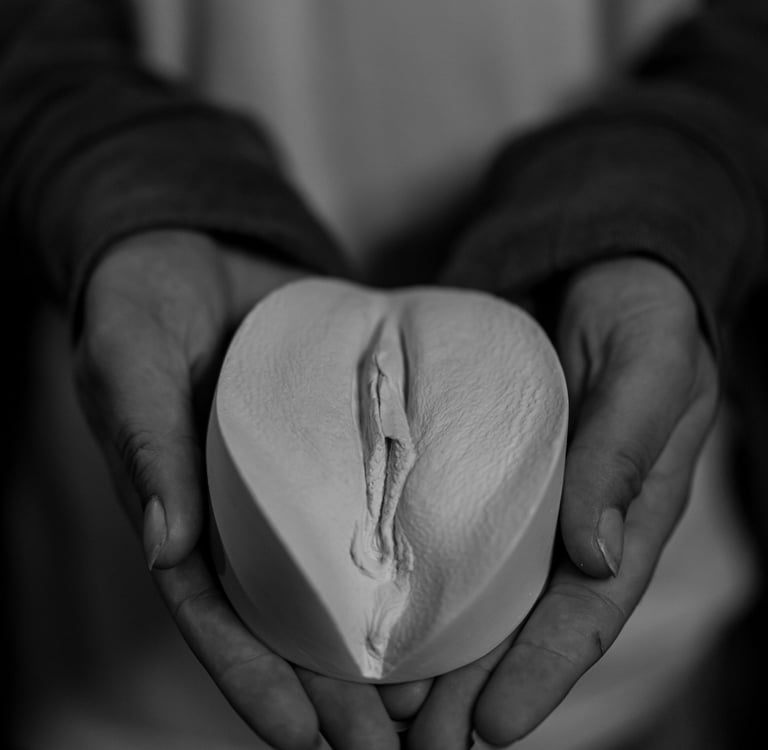 Vulve en plâtre de mains  - Moulage intime Bordeaux