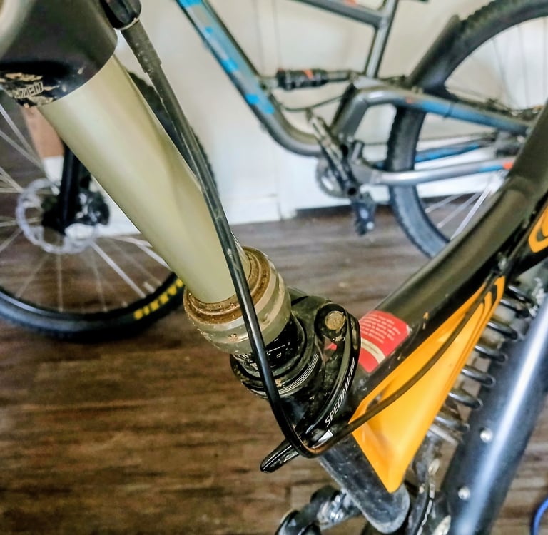mountain biker dropper seat post