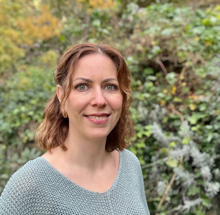 Claudia Krmpotic, Pflegefachfrau und Coach, IFS Therapie, innere Ressourcen, Portrait im Grünen