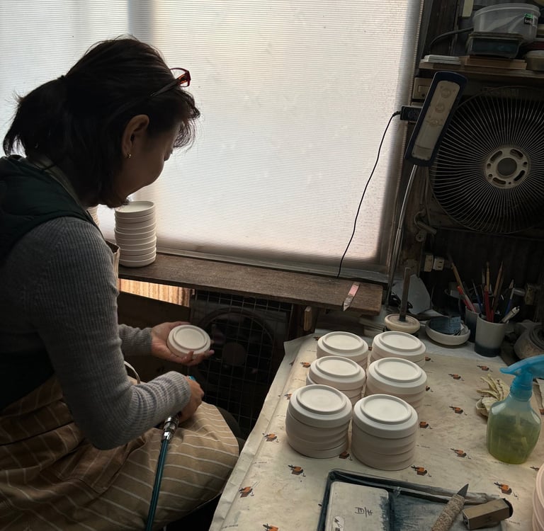 Artisane japonais travaillant sur de la céramique Japonaise Tobe Yaki