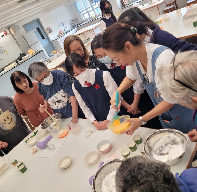 「One Do Workshop 聖誕節杯子蛋糕到校工作坊：專業導師指導社福機構長者與學生共同創作，享受節日烘焙樂趣。」