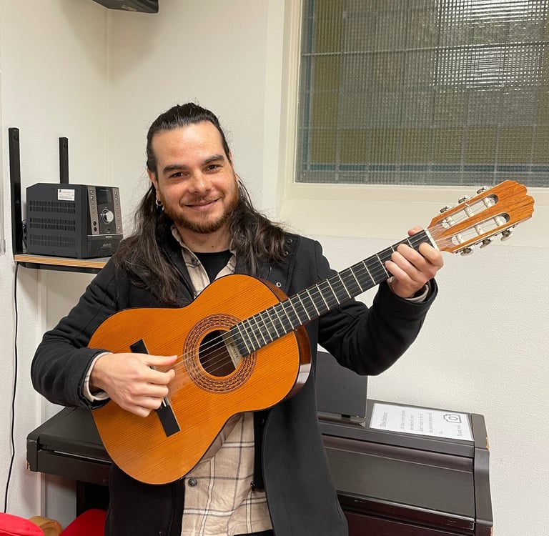 Portret van gitaarleraar Vicente voor privé gitaarlessen in Rotterdam