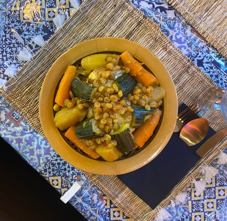  Plat de couscous marocain avec légumes frais, servi chez Majorelle, restaurant marocain à Bordeaux