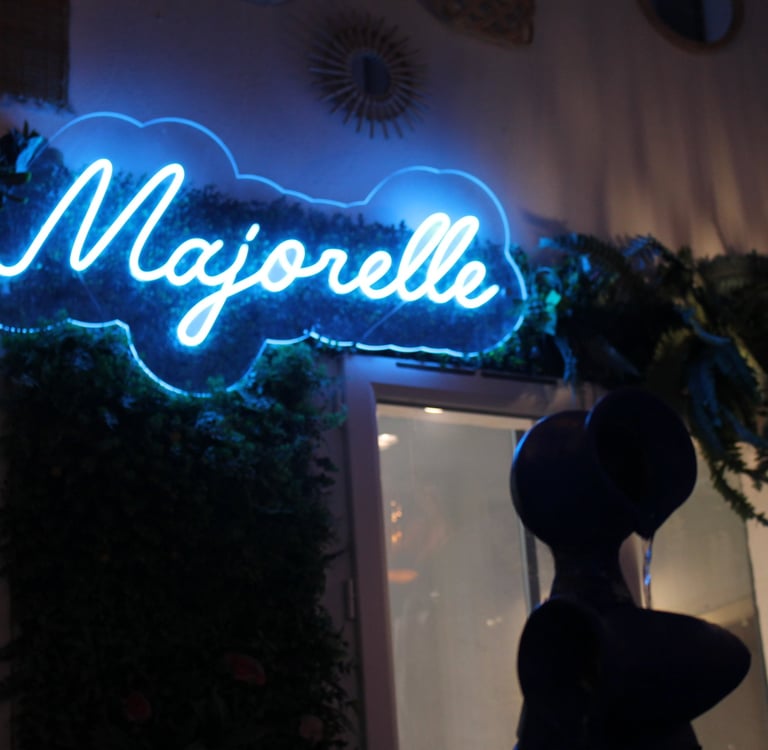 Enseigne lumineuse Majorelle en néon bleu, reflet de l’élégance du restaurant marocain à Bordeaux