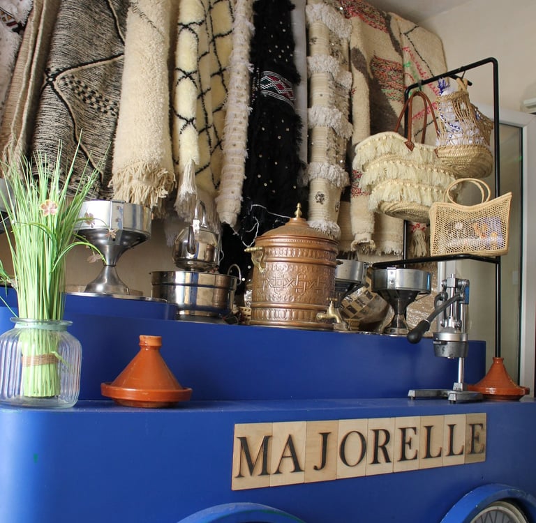 Chariot marocain décoratif avec objets artisanaux faits main, exposé dans le restaurant Majorelle 