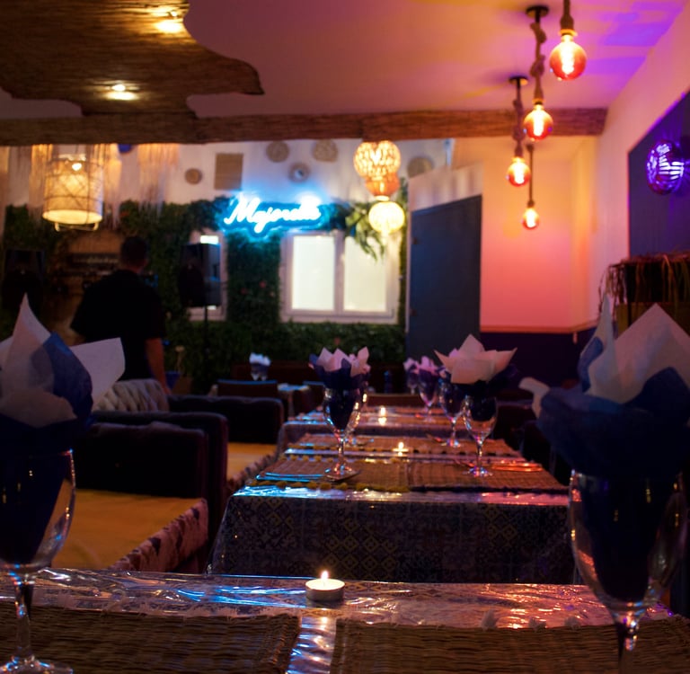 Salle intérieure du restaurant Majorelle à Bordeaux, ambiance marocaine feutrée avec tables dressées