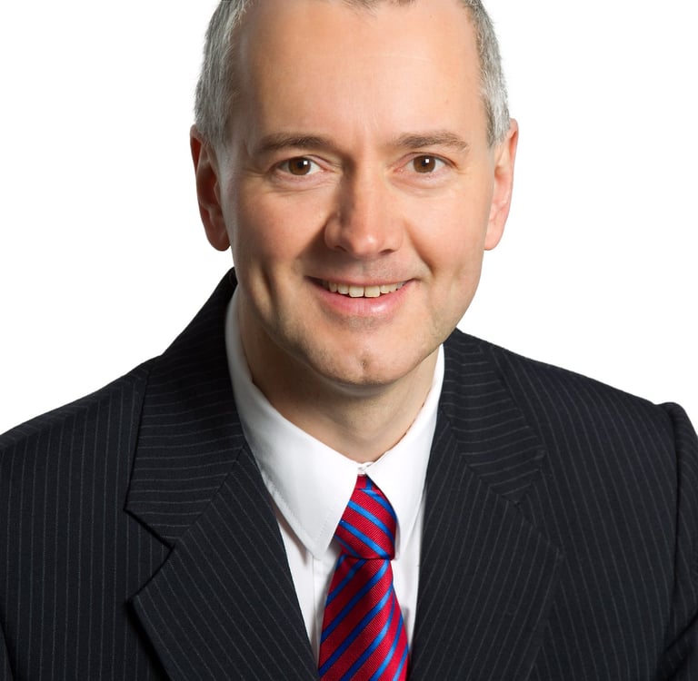 Jörg Grube im Portrait mit Anzug, Krawatte und weißem Hemd