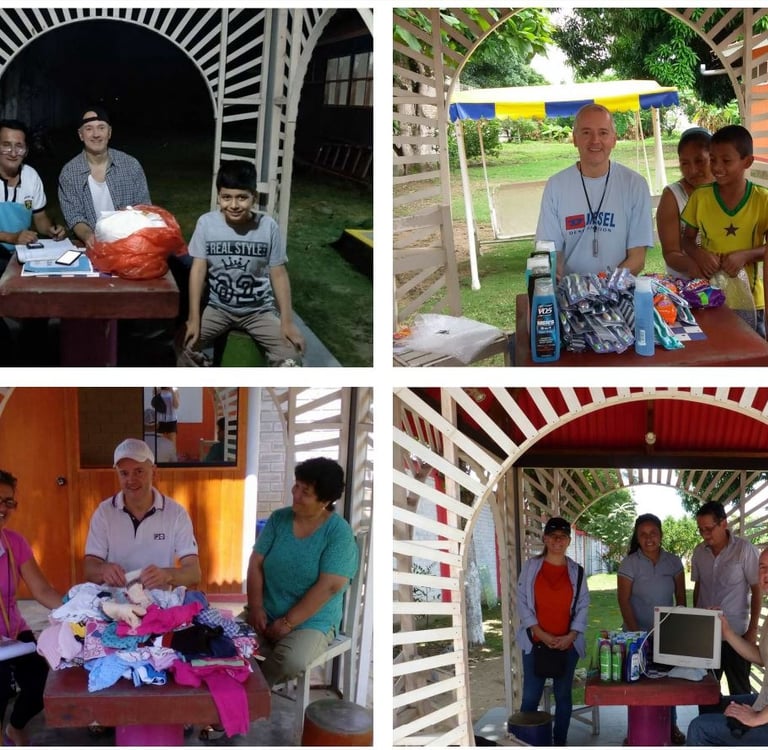 Jörg Grube bei der Übergabe von Spenden im Eingang eines Waisenheimes