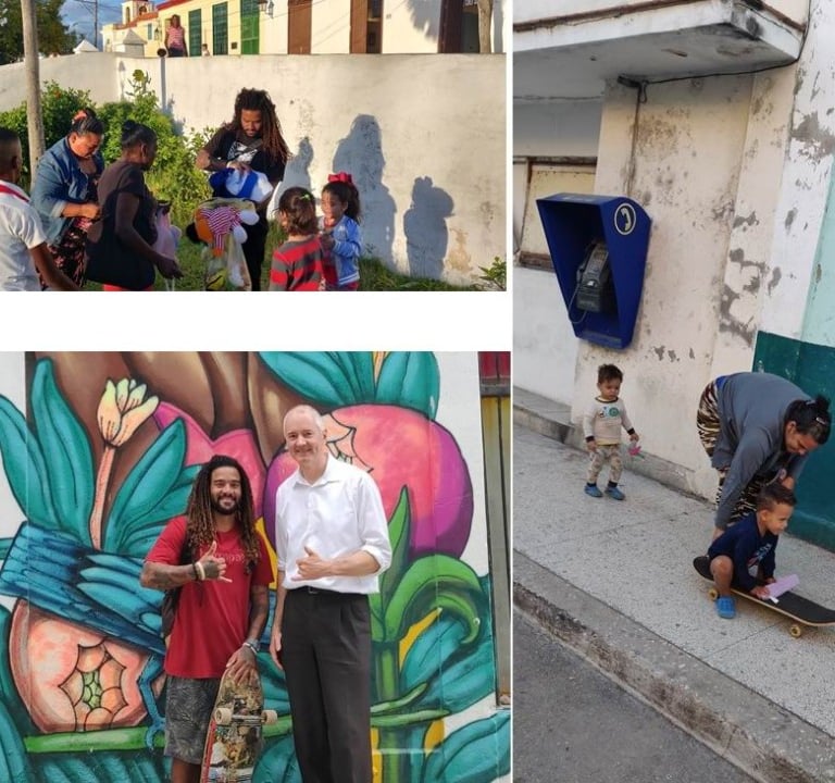 Jörg Grube bei der Übergabe von Spenden an einen Verein, der Jugendliche unterstützt.