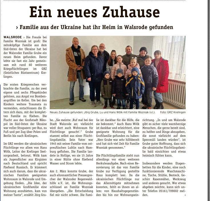 Jörg Grube mit einer Familie im Haus zusammen 