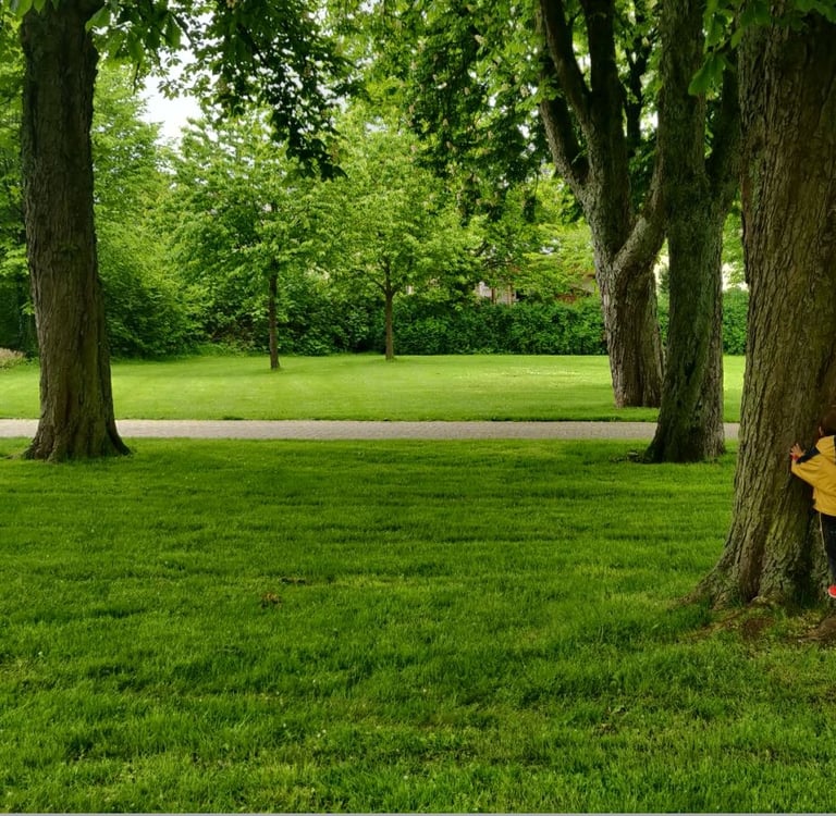 Die Zwillinge mit Jörg Grube im Park an einem Baum stehend