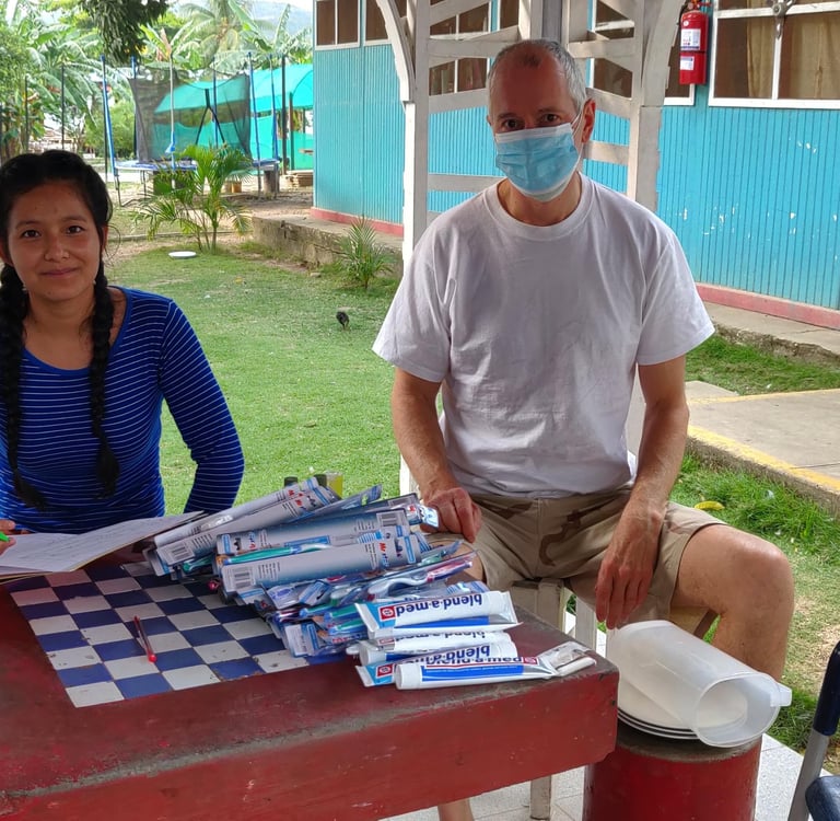 Jörg Grube übergibt Spenden in der Corona Zeit - hier mit Maske