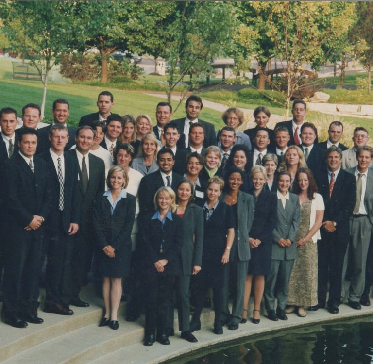 Jörg Grube in einer Gruppe von Menschen mit Anzügen