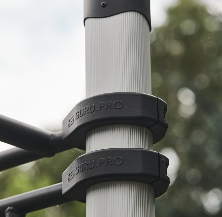 Poteau en aluminium anodisé Kenguru Pro avec colliers de fixation, garantissant robustesse et résistance aux intempéries