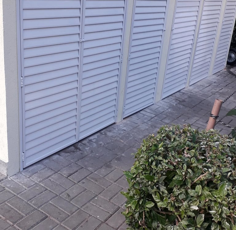 porta de aluminio em venezianas cor branca