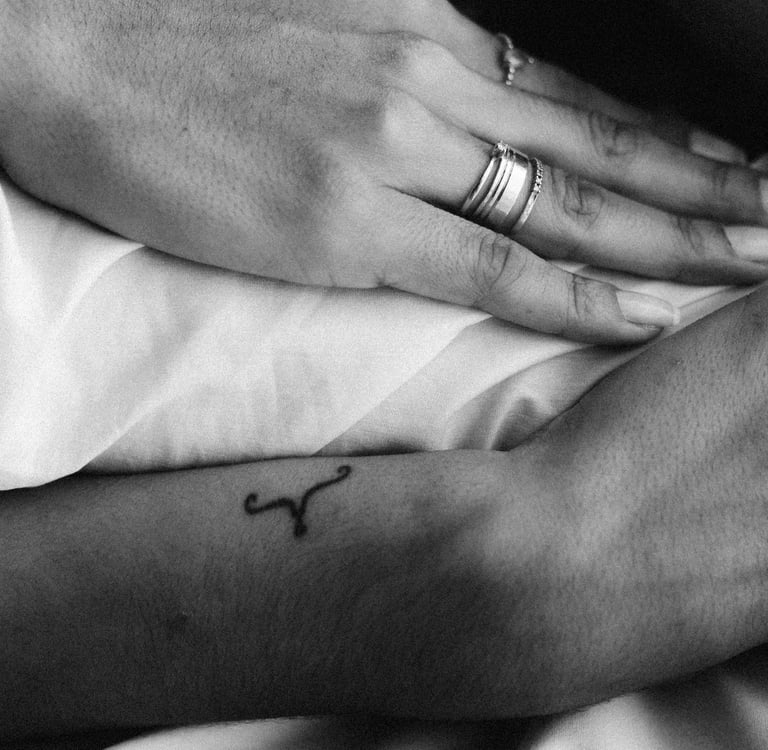 Mains de femme en noir et blanc illustrant les étapes d’un accompagnement conscient