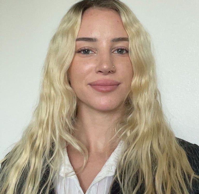 Sarah Golter, founder of SVY TRVL, a female entrepreneur focused on women's travel empowerment