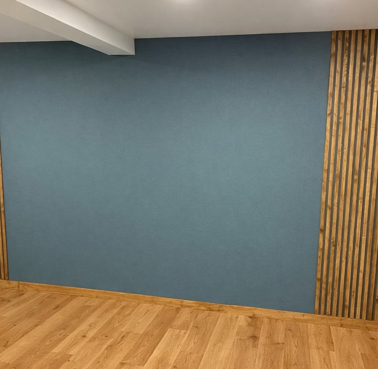 Agencement intérieur sur mesure avec tasseaux bois et parquet en Normandie