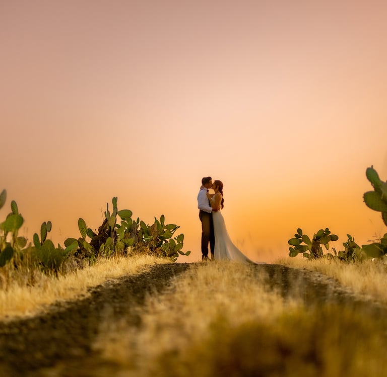 sposi che si baciano al tramonto in un paesaggio di Ragusa
