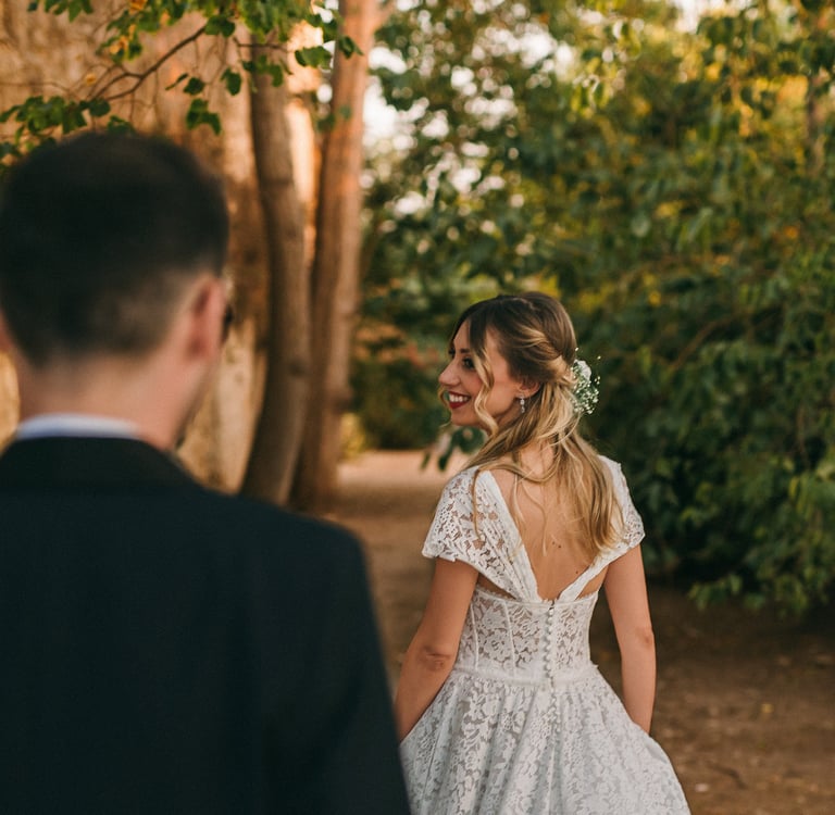 sposa sorridente che invita lo sposo
