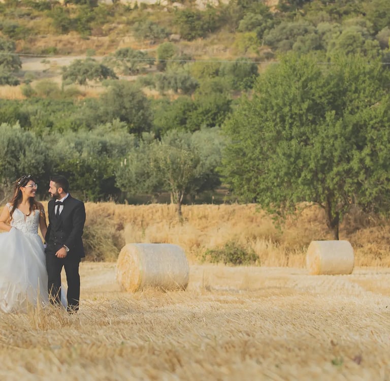una sposa e uno sposo in piedi in un campo