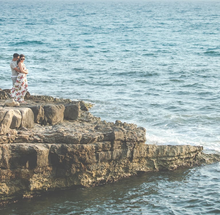 due fidanzati in piedi su una scogliera 