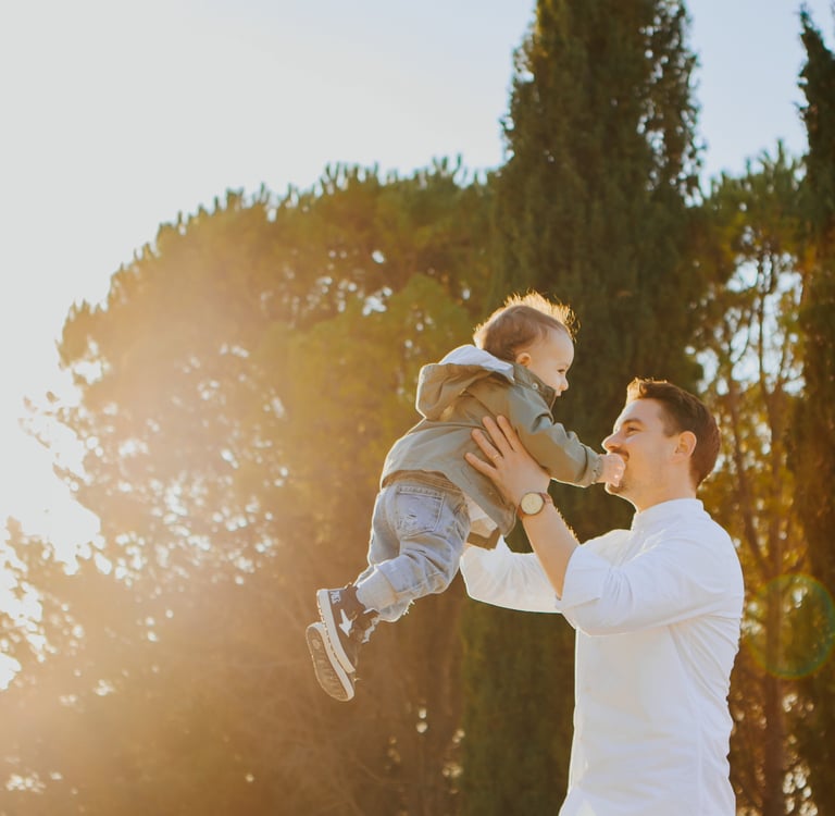 papà gioca con suo figlio