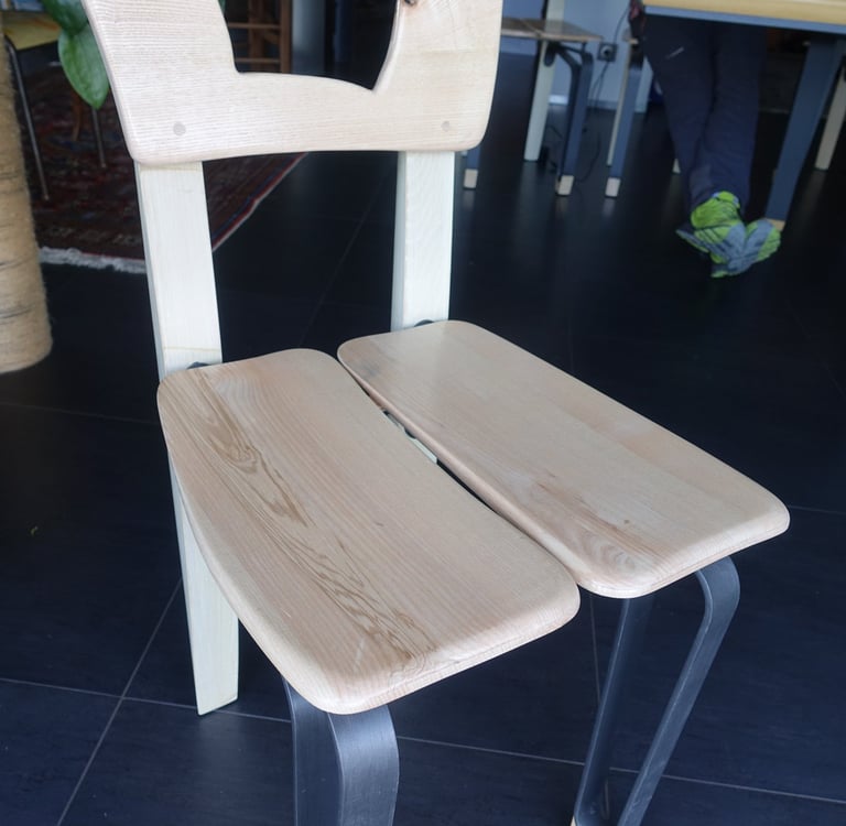 chaise originale en bois et fer