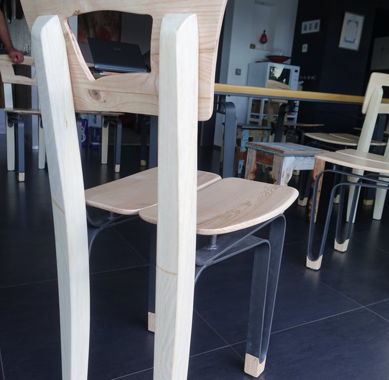 chaise originale en bois et fer