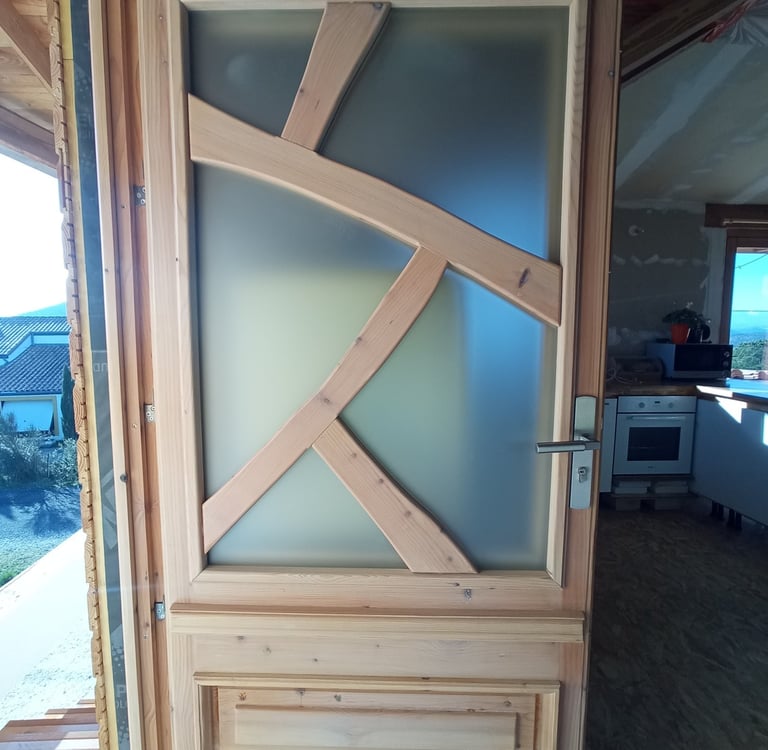 porte artisanale en bois et verre