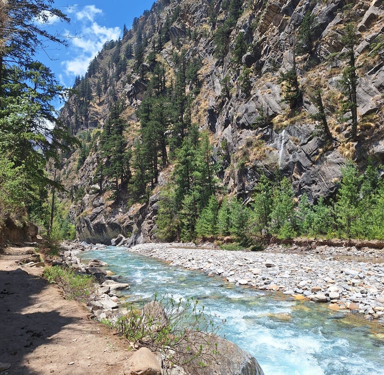 Nepal trekking Dolpo river trail