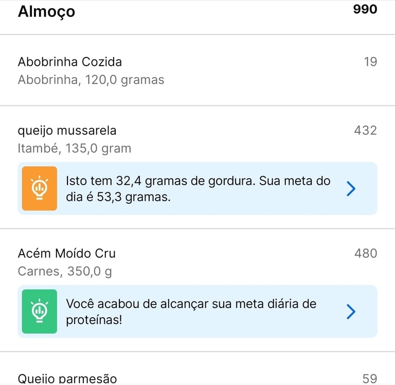 Lasanha low carb de abobrinha com carne moída e queijo gratinado, servida em um prato branco