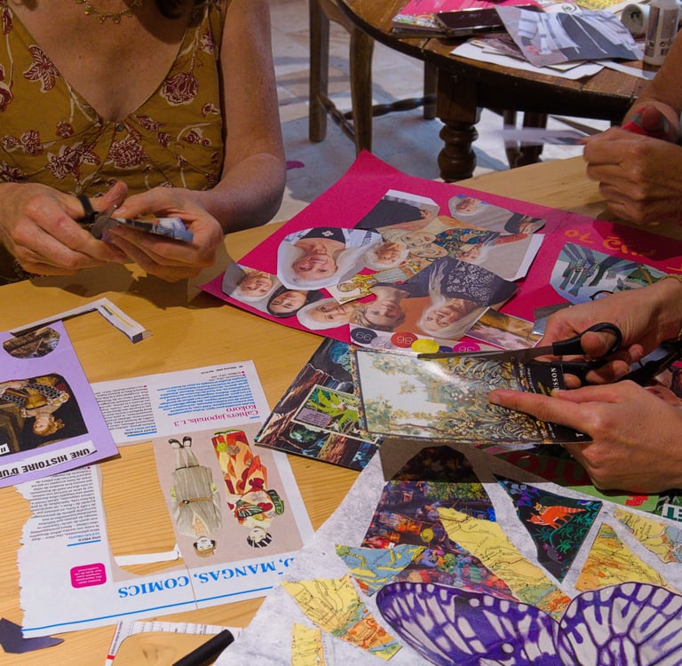 L'atelier collectif permet d'échanger en groupe par le collage ou l'écriture, à tout âge.