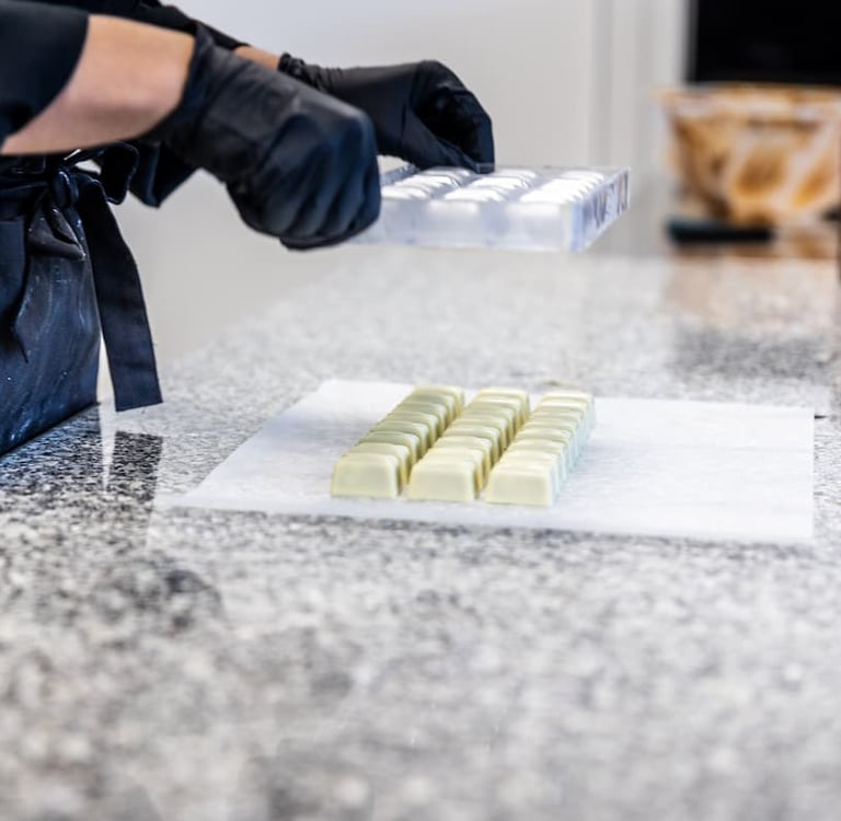 Een persoon die handgemaakt pralines aan het maken is