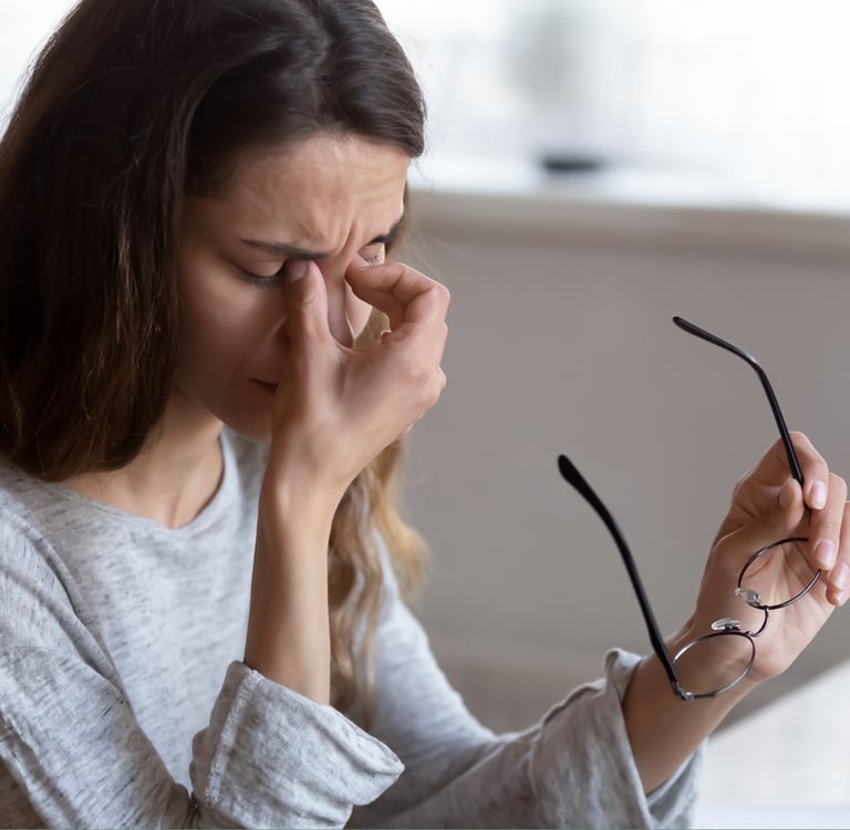 Pessoa com sinusite sentindo dor na testa