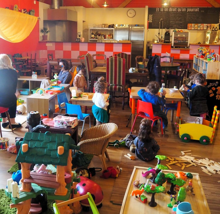Espace cuisine, bar, restauration et jeu avec espace jouets, groupe d'assistantes maternelles 