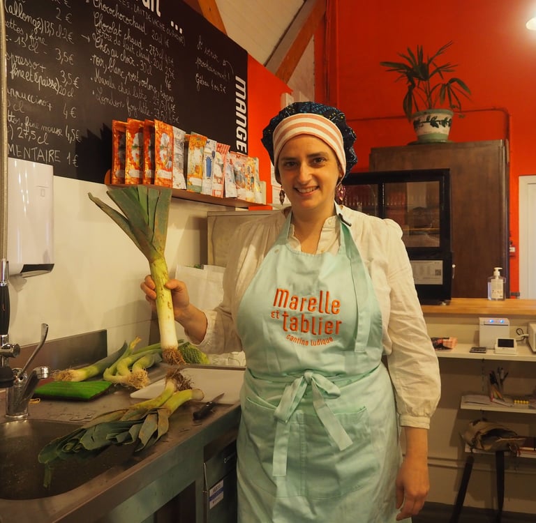 Cuisinière qui s'apprêtent à laver ses poireaux, poireaux bio, local 