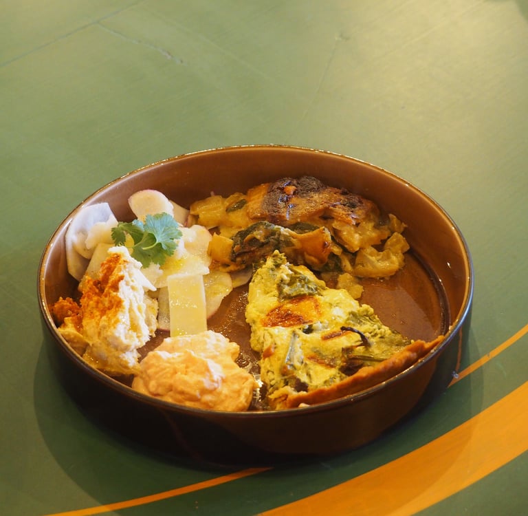 Exemple d'assiette damier avec des crudités, houmous, quiche/gratin, pain bio 