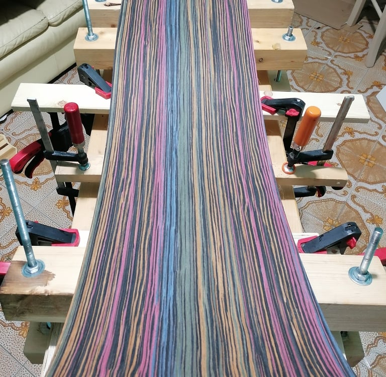 Topsheet in bamboo colorato per snowboard artigianale