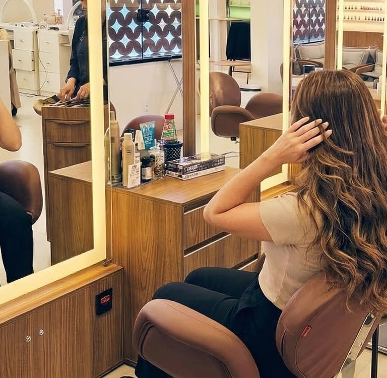 Cliente feliz com o resultado natural e volumoso do seu Mega Hair de fita no We Hall Beauty.