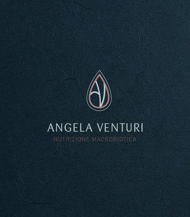 Logo per nutrizionista macrobiotica con simbolo a goccia, esempio di brand identity professionale.