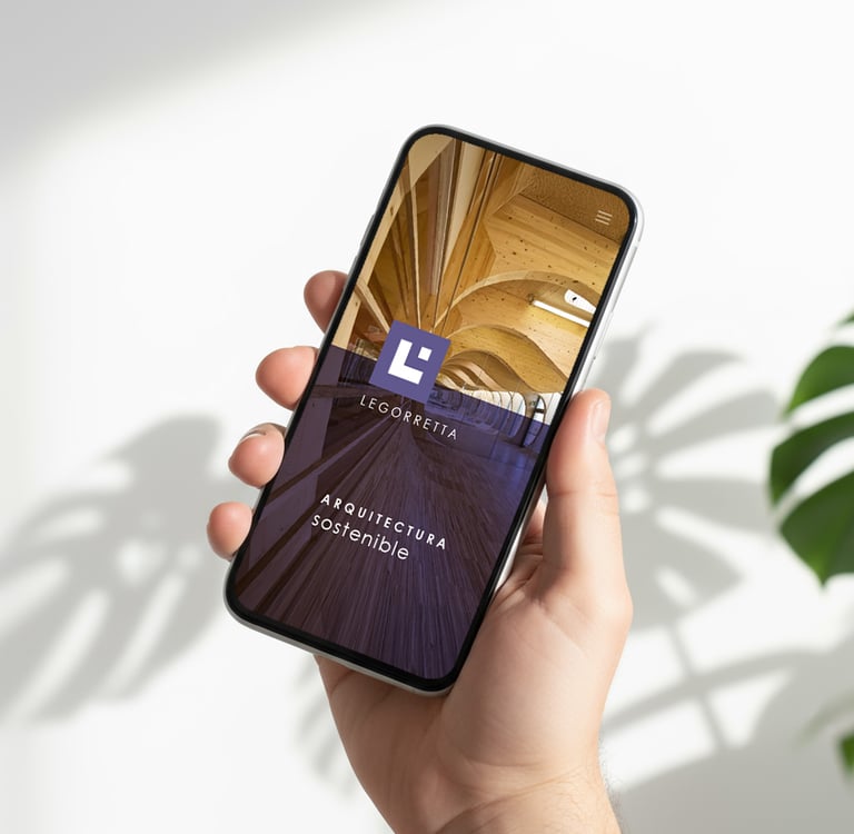 Schermata del sito mobile di uno studio di architettura sostenibile, con logo
