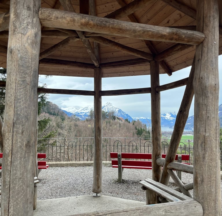The view over Lake Thun and Niesen from the Ringweg on Kleiner Rugen