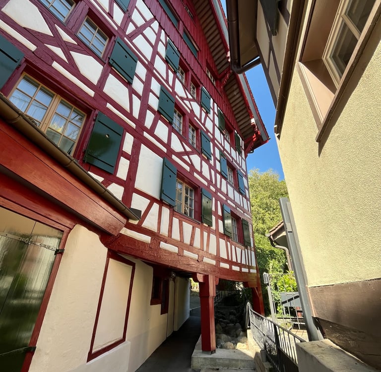Sneaking between buildings on the Weinfelden Weinweg