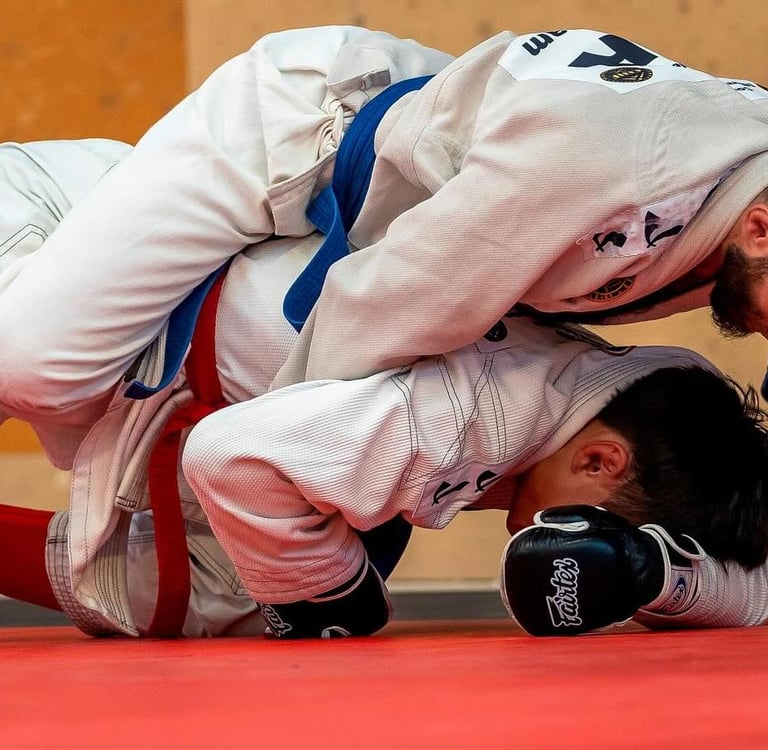 luchadores de Combat Ju Jutsu en una pelea reglam,entaria de la FECJJ