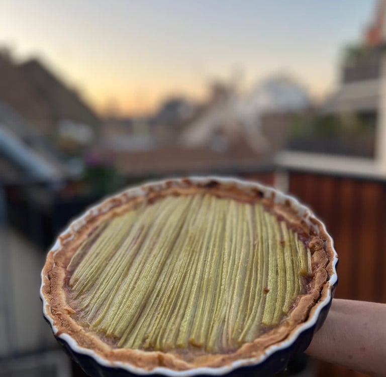 Tarte à la rhubarbe graphique dans l'atelier de cuisine conviviale Marmite & Papillote