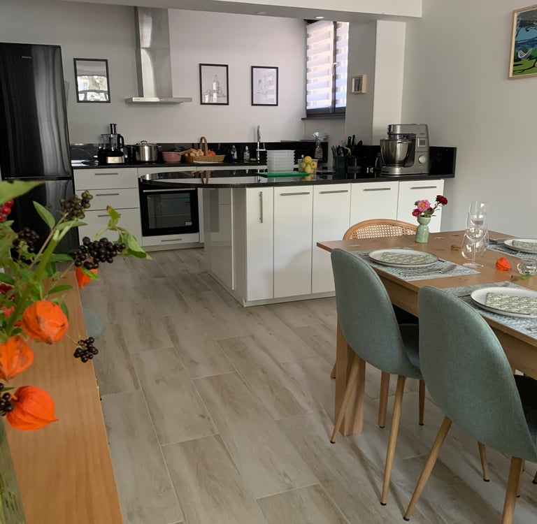 Une décoration douce et chaleureuse chez Marmite & Papillote atelier de cuisine conviviale