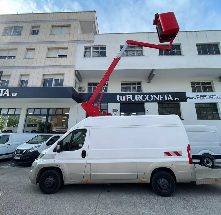Furgoneta con cesta elevadora